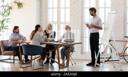 Happy Mannschaftskameraden anhören Trainer an der Werkstatt. Stockfoto