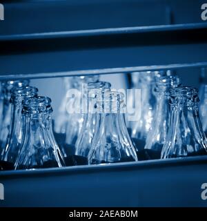 Kiste mit leeren Glasflaschen. Farbe des Jahres 2020 Classic blau getönt. Null Abfall, Wiederverwendung und Recycling Konzept Stockfoto