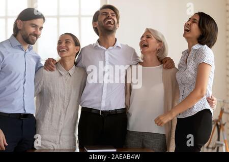 Portrait von glücklich lachend gemischten Rennen junge und ältere Kollegen. Stockfoto