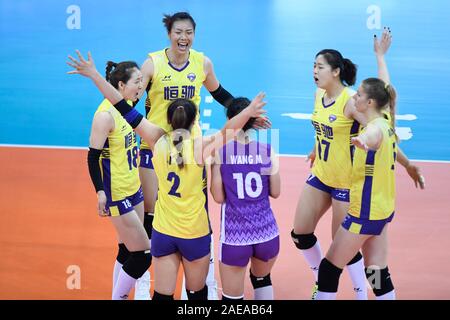 Shaoxing, China. 8 Dez, 2019. Spieler Guangdong Evergrande Feiern nach dem letzten 7-8 Match zwischen Tianjin Bohai Bank von China und Guangdong Evergrande von China 2019 Die FIVB Frauen Club Weltmeisterschaft in Shaoxing, East China, am 8. Dezember, 2019. Credit: Huang Zongzhi/Xinhua/Alamy leben Nachrichten Stockfoto