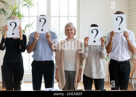 Sicher glückliche alte Frau Chef auf der Suche nach Vertrauensvollen Team. Stockfoto