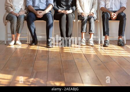 Close up 7/8 Bild von verschiedenen Leuten in der Reihe sitzen. Stockfoto