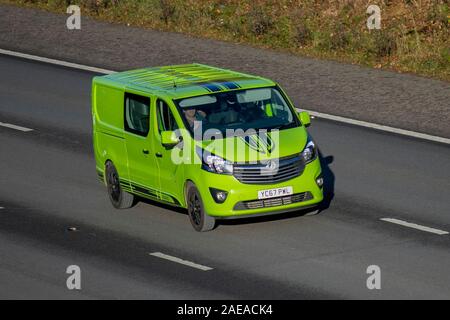 2017 grüne Opel Vivaro CDTI 2900 LE NAV B; Verkehr, Transport, moderne Fahrzeuge, Limousinen, South-bound motorisch auf der M61 Autobahn, Großbritannien Stockfoto