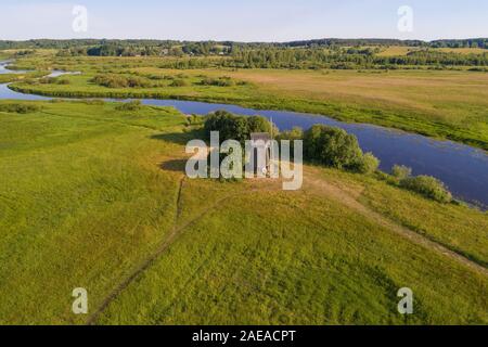 Alte Windmühle aus Holz, am Ufer des Flusses Sorot auf einem sonnigen Juni morgen (Luftaufnahmen). Mikhailovskoe, Puschkin Berge. Pskow, Russ Stockfoto