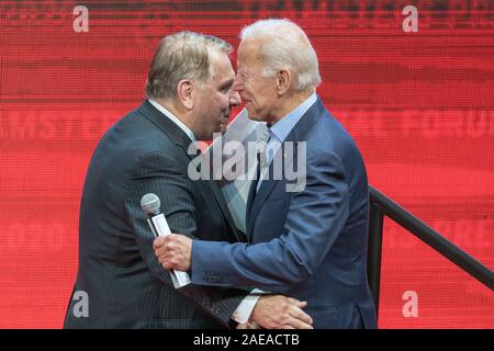 Cedar Rapids, Iowa, USA. 7. Dezember, 2019. Teamsters Präsident James Hoffa gruss Kandidat Joe Biden auf die Presidential Forum in Cedear Rapids, Iowa, USA. Credit: Keith Turrill/Alamy leben Nachrichten Stockfoto