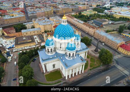 Blick von oben auf die Dreifaltigkeitskathedrale auf einem Juli bewölkten Tag (Luftaufnahmen). St. Petersburg, Russland Stockfoto