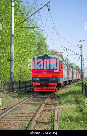 SESTRORETSK, Russland - 15. MAI 2016: Electric Train ET2M-036 in der Malerei der Russischen Eisenbahn closeup an einem sonnigen Tag Stockfoto