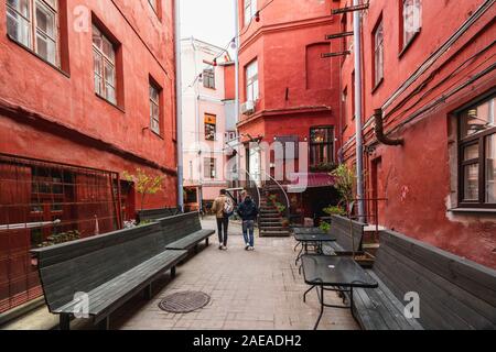 Minsk, Weißrussland - September 24, 2019 Rote Hof - Hof - gut in Minsk Altstadt. Ungewöhnliche Wahrzeichen, offener Ort für Konzerte und Ausstellungen. Stockfoto