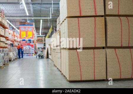 Lager Baum. Paletten mit Holz- Platten in einem Lager oder in einem Hangar. Schnittholz Produktion. Stockfoto