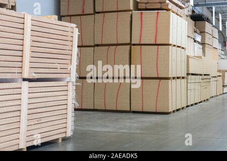 Lager Baum. Paletten mit Holz- Platten in einem Lager oder in einem Hangar. Schnittholz Produktion. Stockfoto