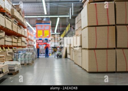 Lager Baum. Paletten mit Holz- Platten in einem Lager oder in einem Hangar. Schnittholz Produktion. Stockfoto