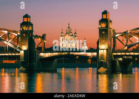 Smolny Kathedrale in der Ausrichtung der Bolsheokhtinsky Brücke auf einer Juni Nacht. St. Petersburg, Russland Stockfoto