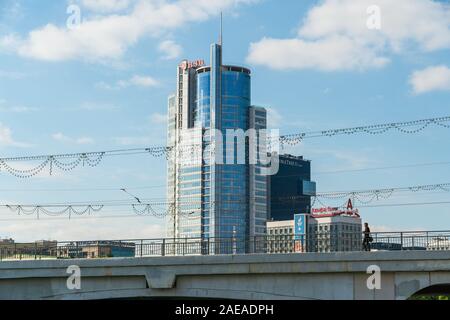 Minsk, Weißrussland - September 24, 2019, in der Innenstadt von Minsk. Modernes Gebäude, das Leben in der Stadt, Architektur Stockfoto