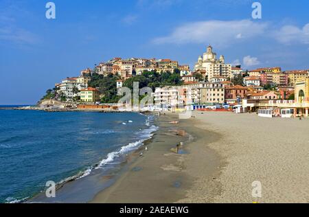 Badestrand und die Basilika Maurizio, Porto Maurizio, Imperia, Riviera di Ponente, Ferienwohnungen Ligurien, Ferienhäuser Ligurien, Ferienwohnung Ligurien, Italien | Badestrand und die Kathedrale von Porto Maurizio, Mau Stockfoto