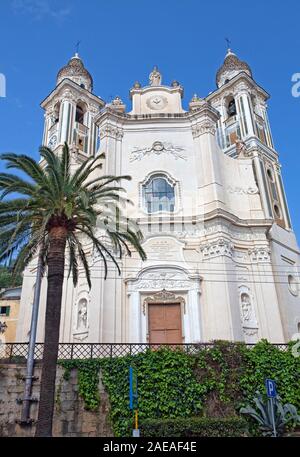 Die Kirche San Matteo in Laigueglia, ligurische Küste, Ligurien, Italien Stockfoto