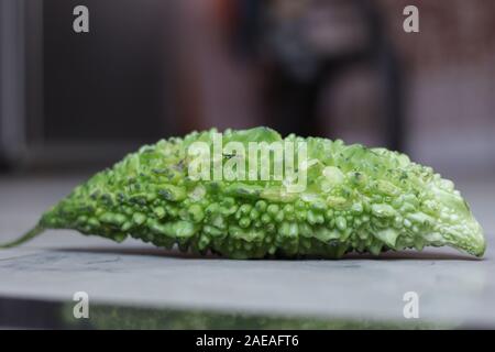 Frisch Bio bitter Melone auf weißem Hintergrund Stockfoto