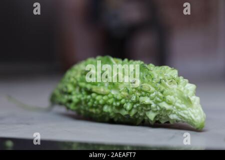 Frisch Bio bitter Melone auf weißem Hintergrund Stockfoto