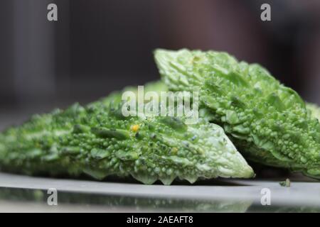 Frisch Bio bitter Melone auf weißem Hintergrund Stockfoto