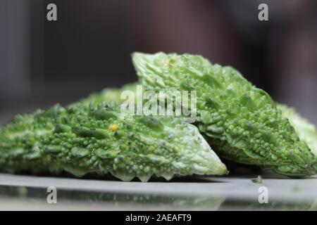 Frisch Bio bitter Melone auf weißem Hintergrund Stockfoto