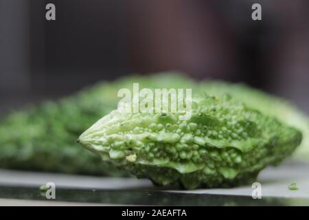 Frisch Bio bitter Melone auf weißem Hintergrund Stockfoto