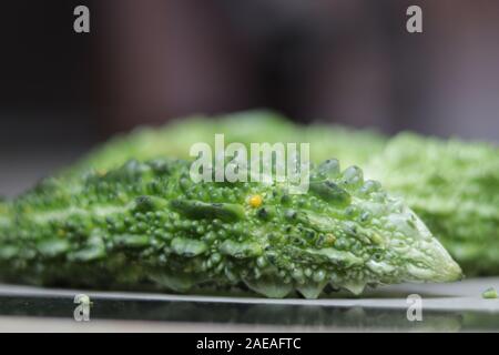 Frisch Bio bitter Melone auf schwarzem Hintergrund Stockfoto