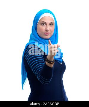 Arabischen muslimischen Frau auf Sie, Hand Finger auf Kamera, isoliert auf weißem Hintergrund Stockfoto