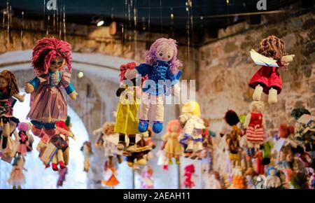 Die Rag dolls auf Anzeige, hängen in Ljubljana Teil verabschieden eine Puppe Projekt von UNICEF Slowenien Stockfoto