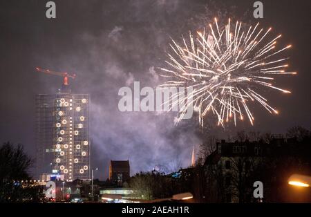 Berlin, Deutschland. 07 Dez, 2019. Ein Feuerwerk können am späten Abend neben dem "Advent Tower' im Bezirk Steglitz von Berlin gesehen werden. Das Feuerwerk war im Botanischen Garten gestartet. Credit: Kay Nietfeld/dpa/Alamy leben Nachrichten Stockfoto