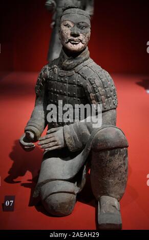 Xi'an. 5 Dez, 2019. Foto auf Dez. 5, 2019 zeigt eine Terracotta Krieger an einer Ausstellung mit dem Titel "Der Qin-dynastie Vereinheitlichung von China" an der Kaiser Qinshihuang Mausoleum Museum in Xi'an, Provinz Shaanxi im Nordwesten Chinas. Credit: Li Yibo/Xinhua/Alamy leben Nachrichten Stockfoto