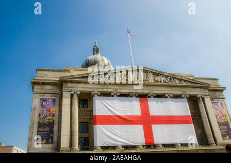 Nottingham, England, 21. April 2015. City Square, England Flagge Stockfoto