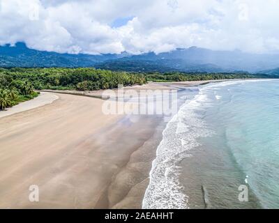 Luftaufnahme von Marino Ballena Nationalpark in Punta Uvita schöne Strände und tropische Wälder an der Pazifikküste von Costa Rica, in der Form von Whale Tail Stockfoto