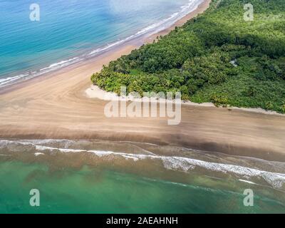 Luftaufnahme von Marino Ballena Nationalpark in Punta Uvita schöne Strände und tropische Wälder an der Pazifikküste von Costa Rica, in der Form von Whale Tail Stockfoto