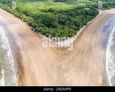 Luftaufnahme von Marino Ballena Nationalpark in Punta Uvita schöne Strände und tropische Wälder an der Pazifikküste von Costa Rica, in der Form von Whale Tail Stockfoto