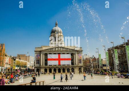 Nottingham, England, 21. April 2015. City Square, England Flagge Stockfoto