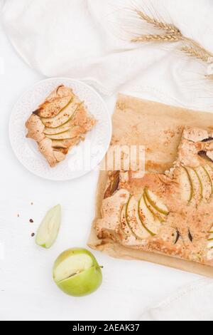 Ansicht von oben auf dem Teller mit hausgemachten crispy Apple Pie mit weißem Textil- und Zucker. Home Backen. Gesunde Ernährung Konzept Stockfoto