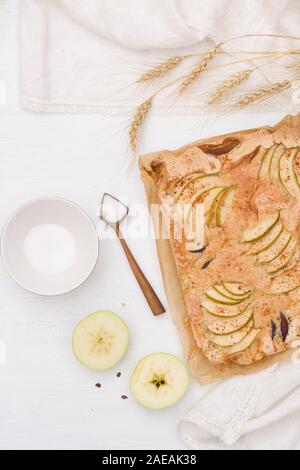 Ansicht von oben auf dem Teller mit hausgemachten crispy Apple Pie mit weißem Textil- und Zucker. Home Backen. Gesunde Ernährung Konzept Stockfoto