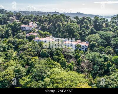 Luftaufnahme der Dschungel, in dem sich der Shana am Strand Hotel in Western Costa Rica Manuel Antonio.