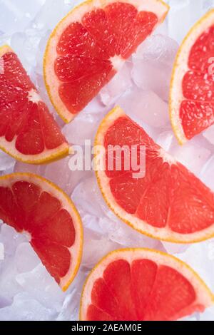 Grapefruit Schichten auf Eis. Close-up. Stockfoto