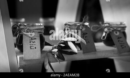 Kleine Gläser gefüllt mit Honig, mit Eukalyptus und Schreiben angebracht zu ihnen sagen: "Danke" eingerichtet Stockfoto