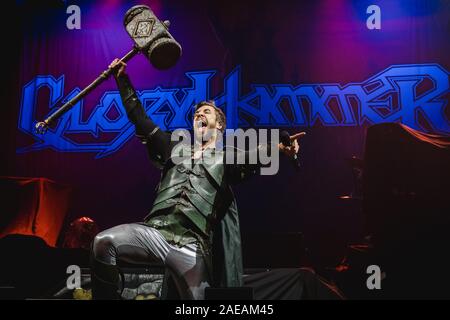 Bern, Schweiz. 07 Dez, 2019. Die anglo-swiss power metal band Gloryhammer führt ein Live Konzert in der Festhalle in Bern. Hier Sänger Thomas Winkler gesehen wird live auf der Bühne. (Foto: Gonzales Foto/Tilman Jentzsch/Alamy Live News). Stockfoto
