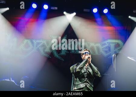 Bern, Schweiz. 07 Dez, 2019. Die anglo-swiss power metal band Gloryhammer führt ein Live Konzert in der Festhalle in Bern. Hier Sänger Thomas Winkler gesehen wird live auf der Bühne. (Foto: Gonzales Foto/Tilman Jentzsch/Alamy Live News). Stockfoto