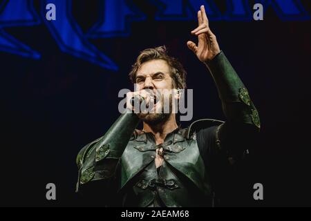 Bern, Schweiz. 07 Dez, 2019. Die anglo-swiss power metal band Gloryhammer führt ein Live Konzert in der Festhalle in Bern. Hier Sänger Thomas Winkler gesehen wird live auf der Bühne. (Foto: Gonzales Foto/Tilman Jentzsch/Alamy Live News). Stockfoto
