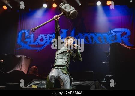 Bern, Schweiz. 07 Dez, 2019. Die anglo-swiss power metal band Gloryhammer führt ein Live Konzert in der Festhalle in Bern. Hier Sänger Thomas Winkler gesehen wird live auf der Bühne. (Foto: Gonzales Foto/Tilman Jentzsch/Alamy Live News). Stockfoto
