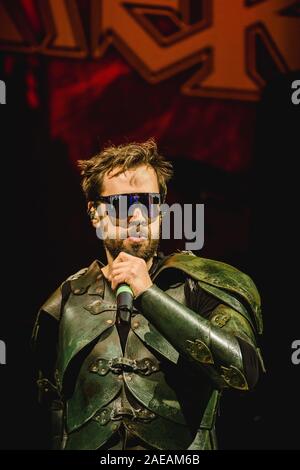 Bern, Schweiz. 07 Dez, 2019. Die anglo-swiss power metal band Gloryhammer führt ein Live Konzert in der Festhalle in Bern. Hier Sänger Thomas Winkler gesehen wird live auf der Bühne. (Foto: Gonzales Foto/Tilman Jentzsch/Alamy Live News). Stockfoto
