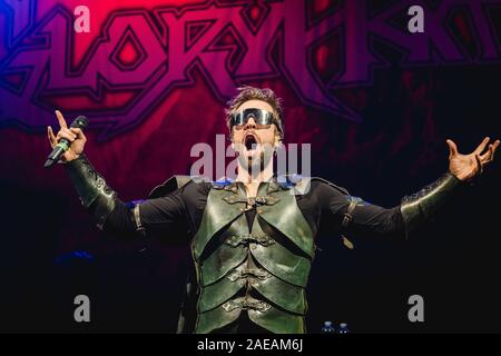 Bern, Schweiz. 07 Dez, 2019. Die anglo-swiss power metal band Gloryhammer führt ein Live Konzert in der Festhalle in Bern. Hier Sänger Thomas Winkler gesehen wird live auf der Bühne. (Foto: Gonzales Foto/Tilman Jentzsch/Alamy Live News). Stockfoto