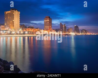 Skyline von Tel Aviv, Israel. Stadtbild Bild von Tel Aviv Strand mit einigen seiner berühmten Hotels in Sunrise und Nacht Stockfoto