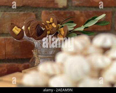 Chocolate desserts mit Mandel- und andere Goodies auf Plastik Löffel gemacht Stockfoto