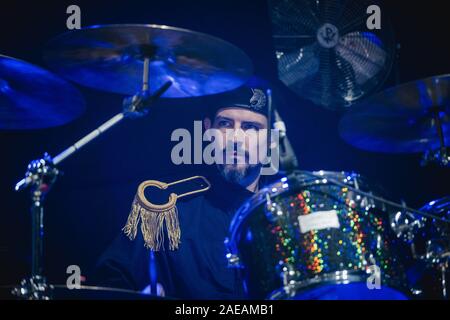Bern, Schweiz. 07 Dez, 2019. Die anglo-swiss power metal band Gloryhammer führt ein Live Konzert in der Festhalle in Bern. Hier Schlagzeuger Ben Türke gesehen wird live auf der Bühne. (Foto: Gonzales Foto/Tilman Jentzsch/Alamy Live News). Stockfoto