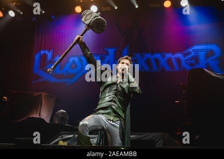 Bern, Schweiz. 07 Dez, 2019. Die anglo-swiss power metal band Gloryhammer führt ein Live Konzert in der Festhalle in Bern. Hier Sänger Thomas Winkler gesehen wird live auf der Bühne. (Foto: Gonzales Foto/Tilman Jentzsch/Alamy Live News). Stockfoto