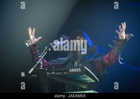 Bern, Schweiz. 07 Dez, 2019. Die anglo-swiss power metal band Gloryhammer führt ein Live Konzert in der Festhalle in Bern. Hier Musiker Christopher Bowes gesehen wird live auf der Bühne. (Foto: Gonzales Foto/Tilman Jentzsch/Alamy Live-Nachrichten) Stockfoto